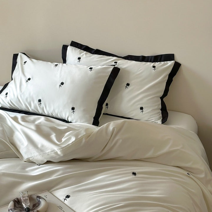 Black Line Bedding Set -  Daisy