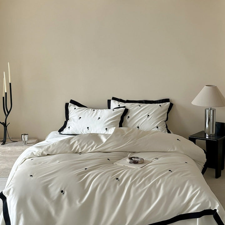 Black Line Bedding Set -  Daisy