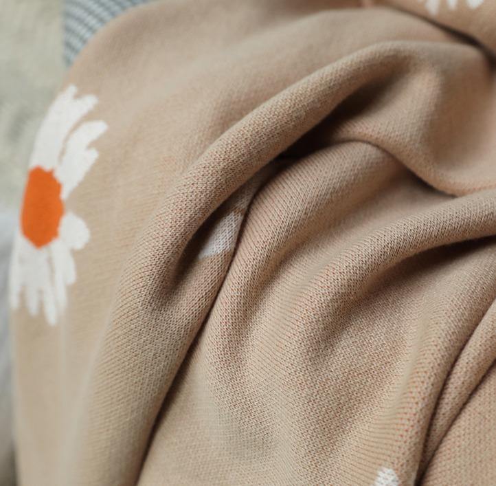 Divine Daisy Blanket -- Delicors