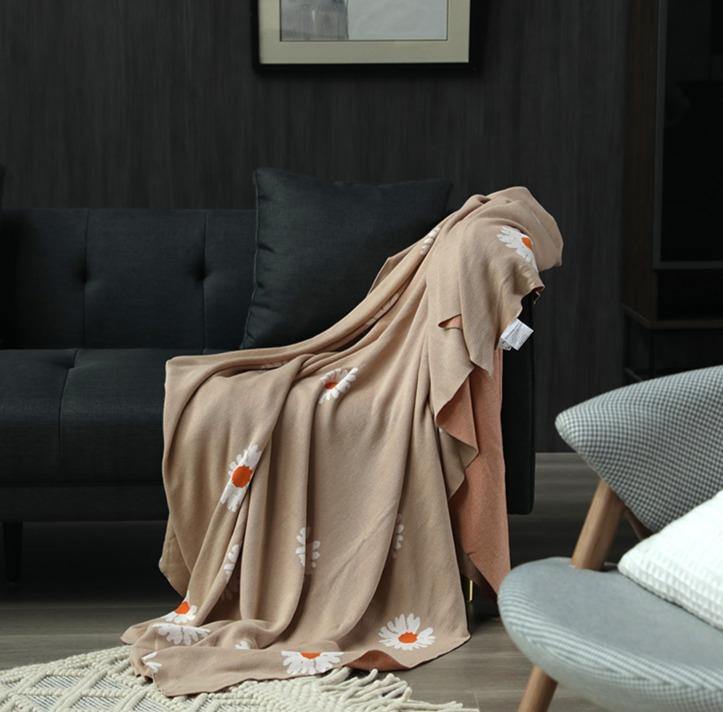 Divine Daisy Blanket -- Delicors