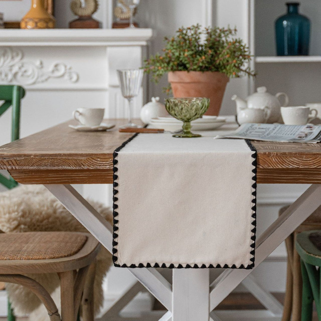 Cottage Scallop Table Runner
