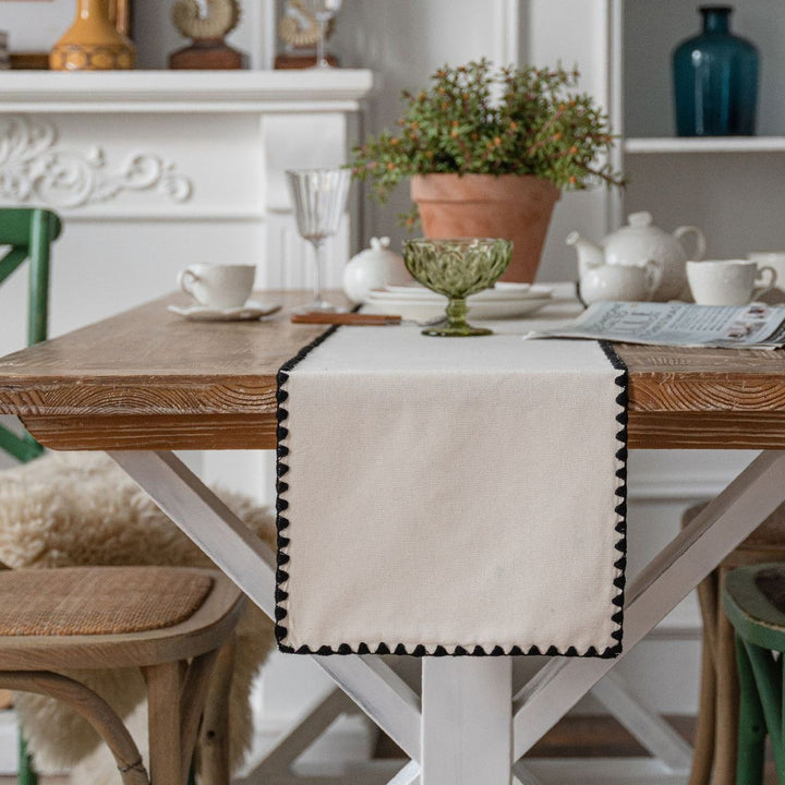 Cottage Scallop Table Runner