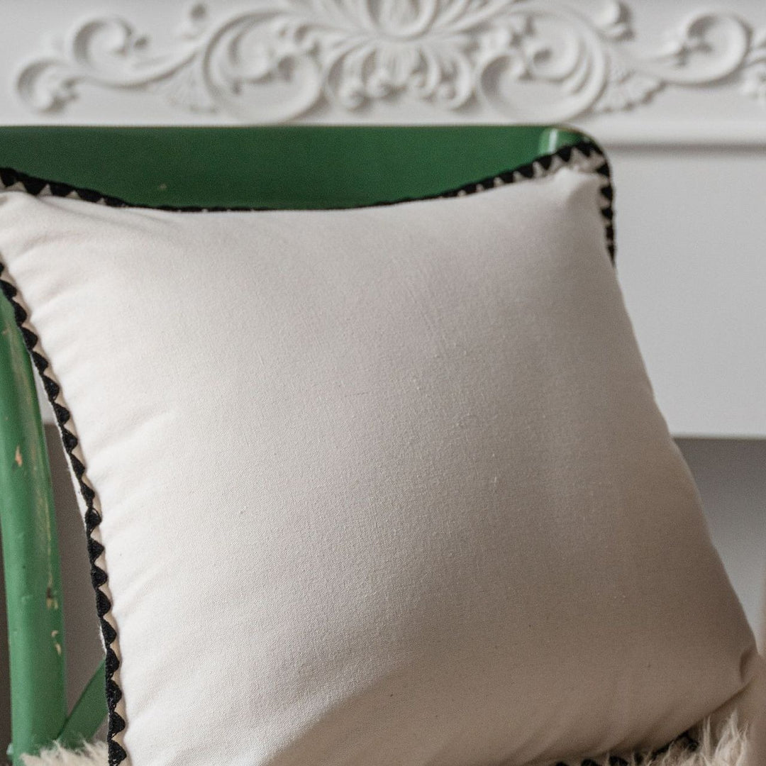 Cottage Scallop Table Runner