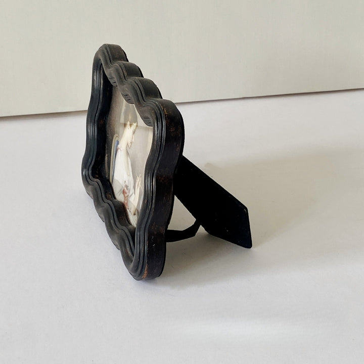 Distressed Black Wavy Frame