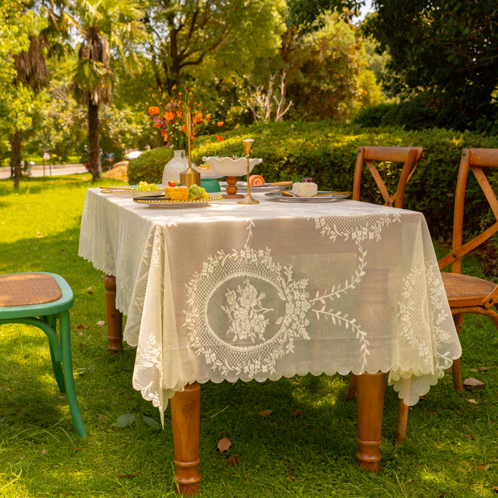 Wreath Lace Scallop Tablecloth