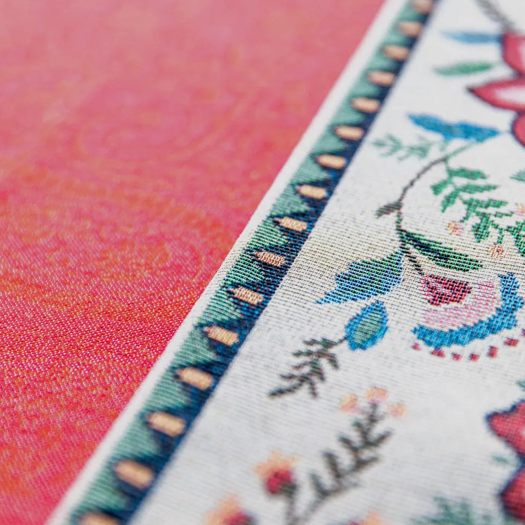 Cleaning Garland Tablecloth - Delicors