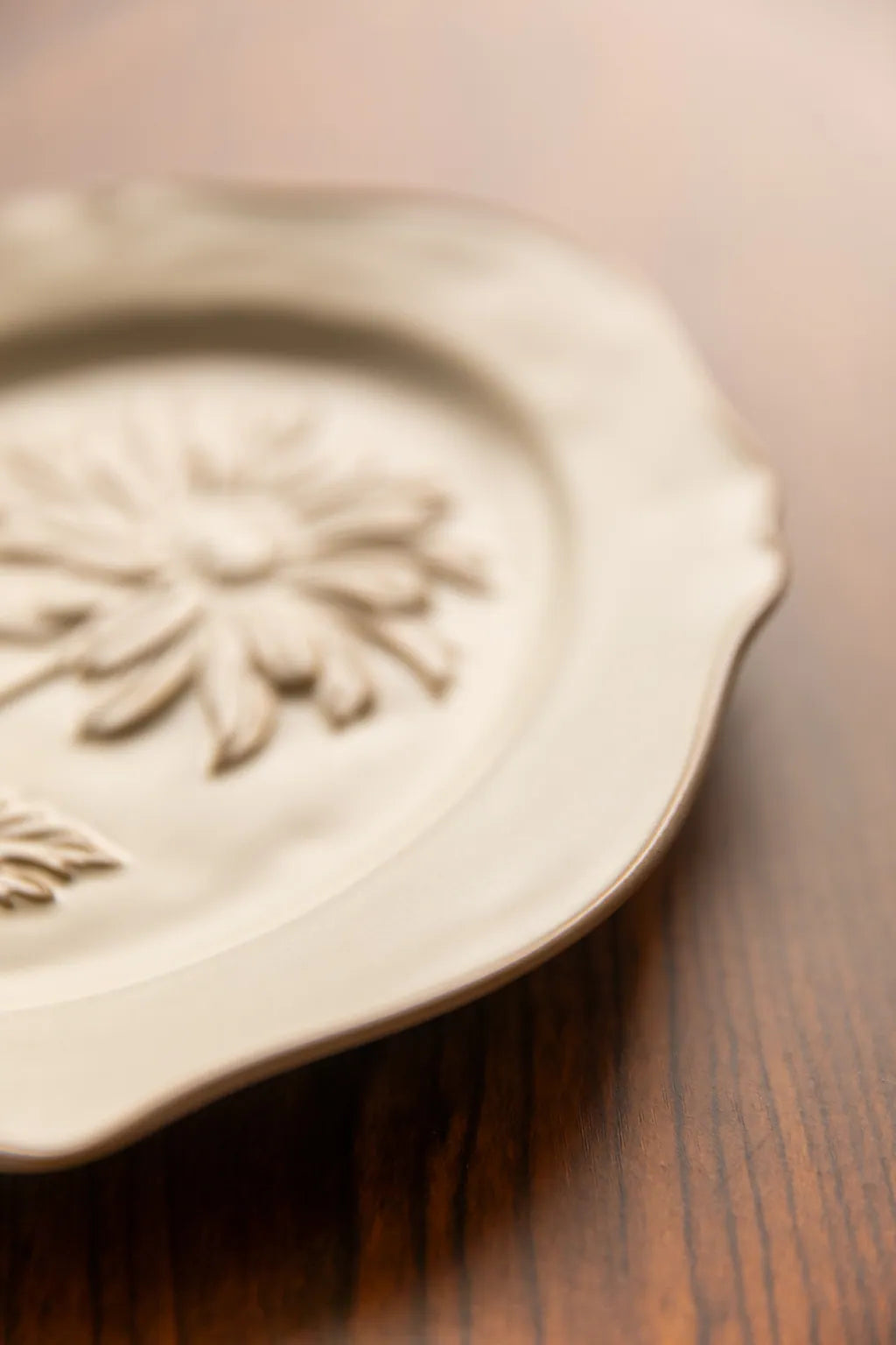 Botanical Embossed Plate 8.5Inch Gerbera Plate - Delicors