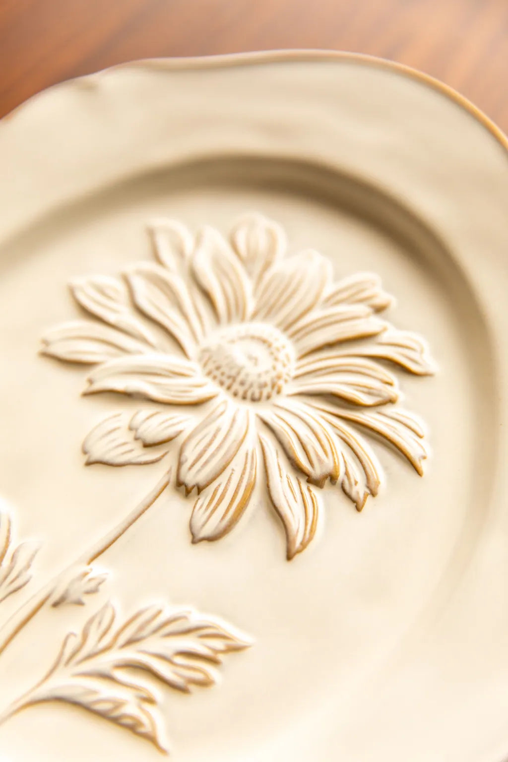 Botanical Embossed Plate 8.5Inch Gerbera Plate - Delicors