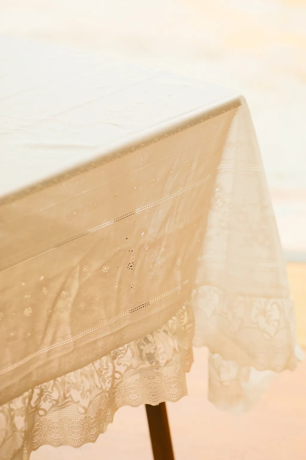 Chateau Lace Ruffle Tablecloth - Delicors