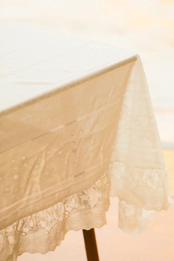 Chateau Lace Ruffle Tablecloth - Delicors