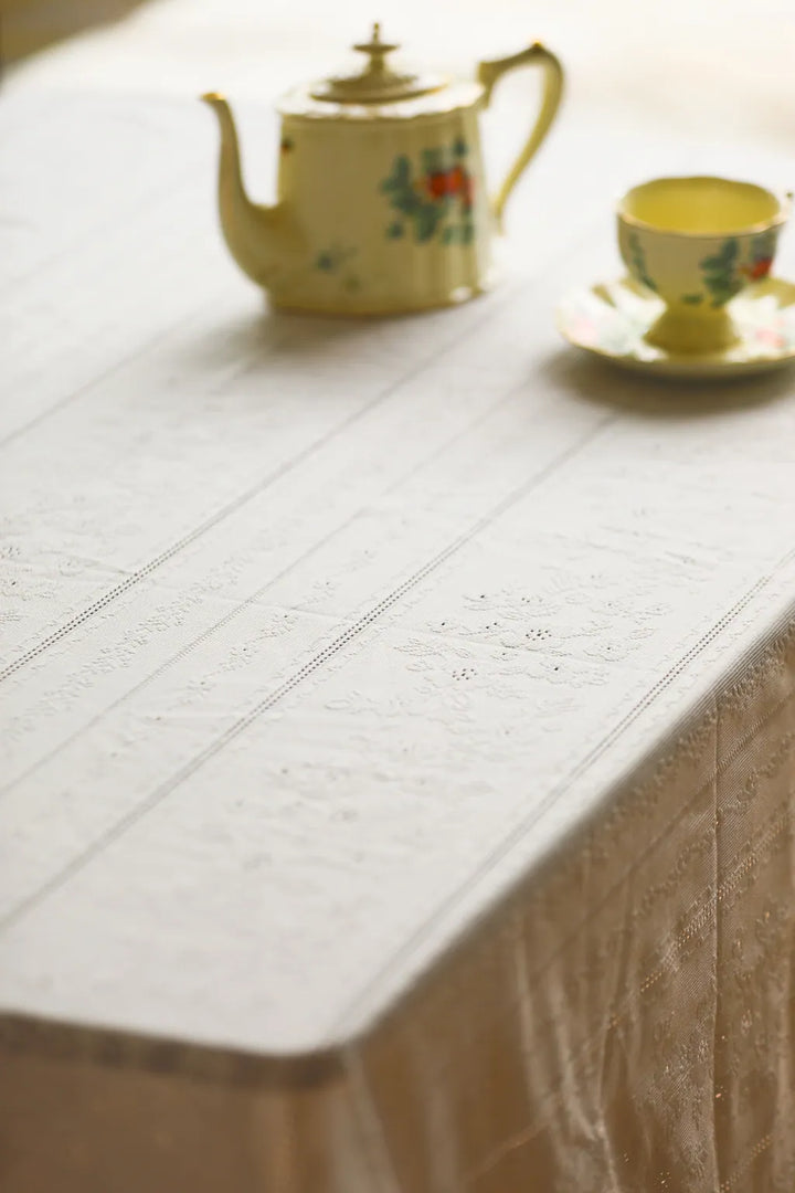 Chateau Lace Ruffle Tablecloth - Delicors