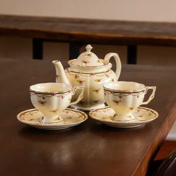 Regal Teacup & Pot - Delicors