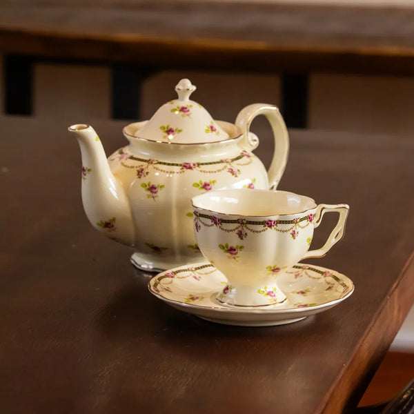 Regal Teacup & Pot - Delicors