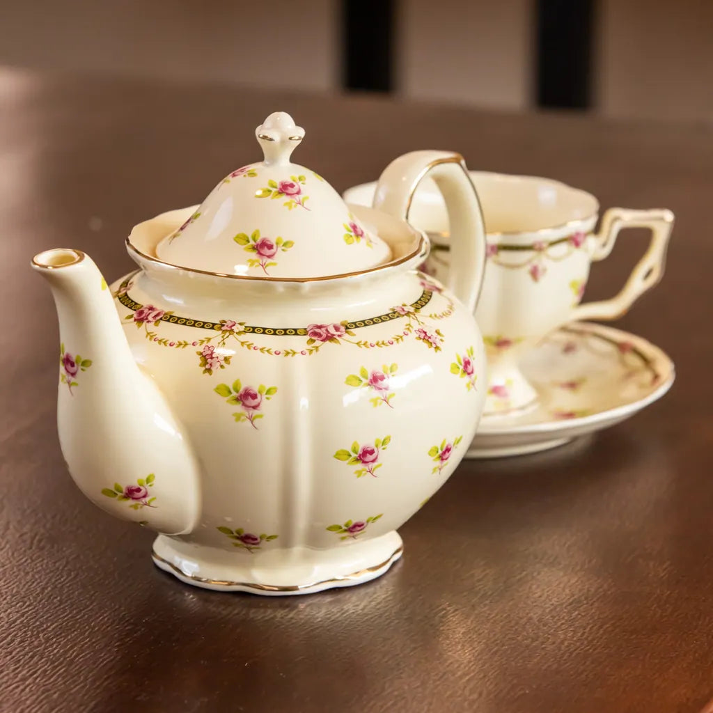 Regal Teacup & Pot - Delicors