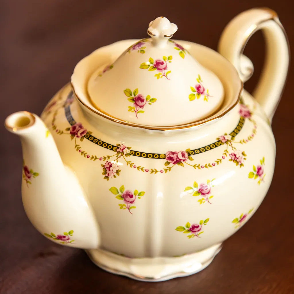 Regal Teacup & Pot - Delicors