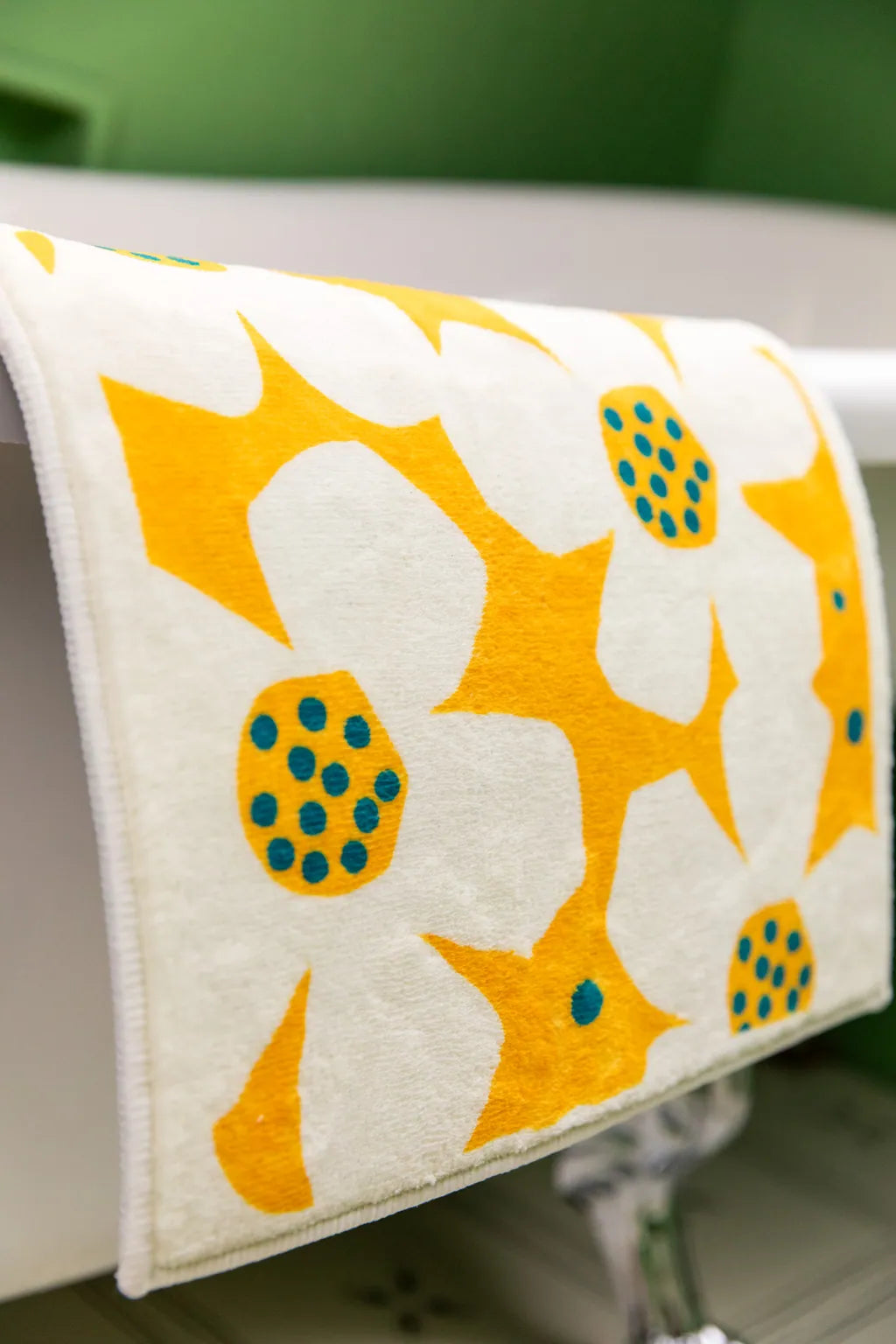 Retro Daisy Bath Mat - Yellow - Delicors