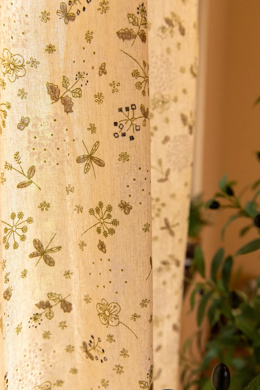 Dandelion Garden Curtain -- Delicors