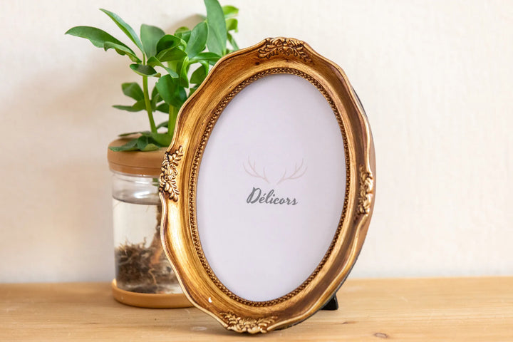 Romantic Vintage Oval Frame -- Delicors