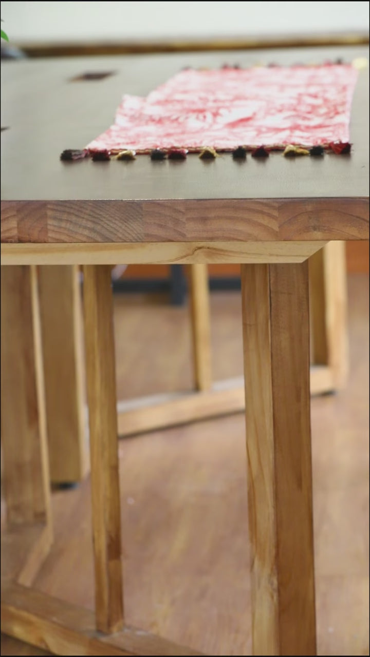 Red Palm Table Runner -- Delicors