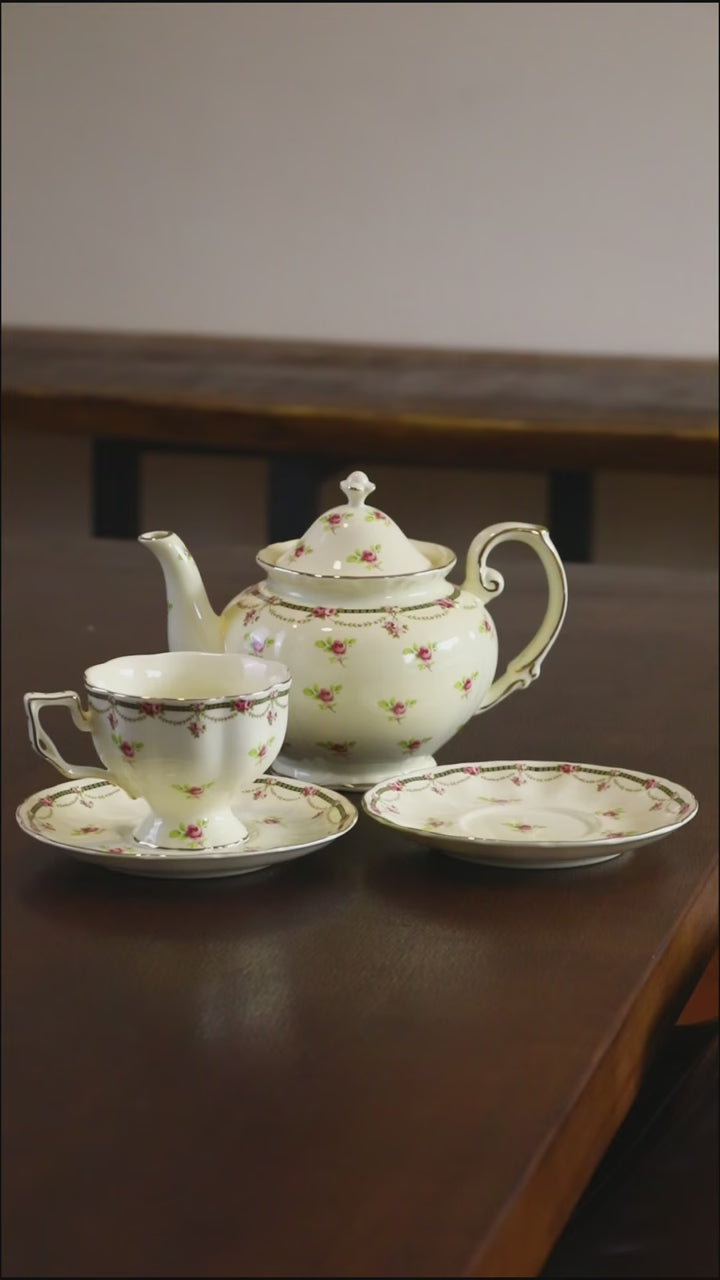 Regal Teacup & Pot - Delicors