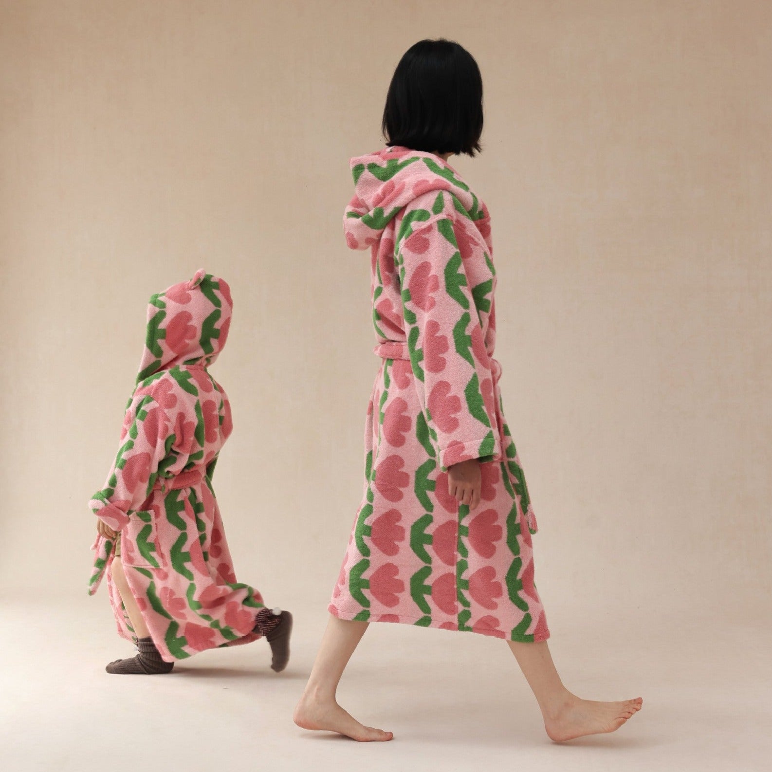 Floral bathrobe with a tulip-inspired pattern