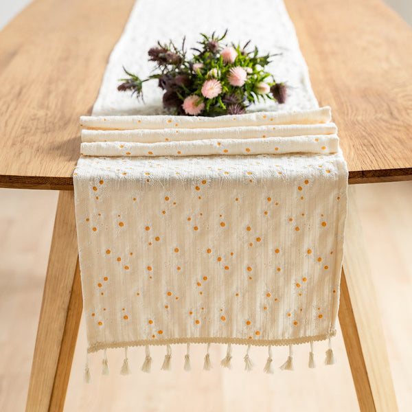 Daisy Table Runner -- Delicors