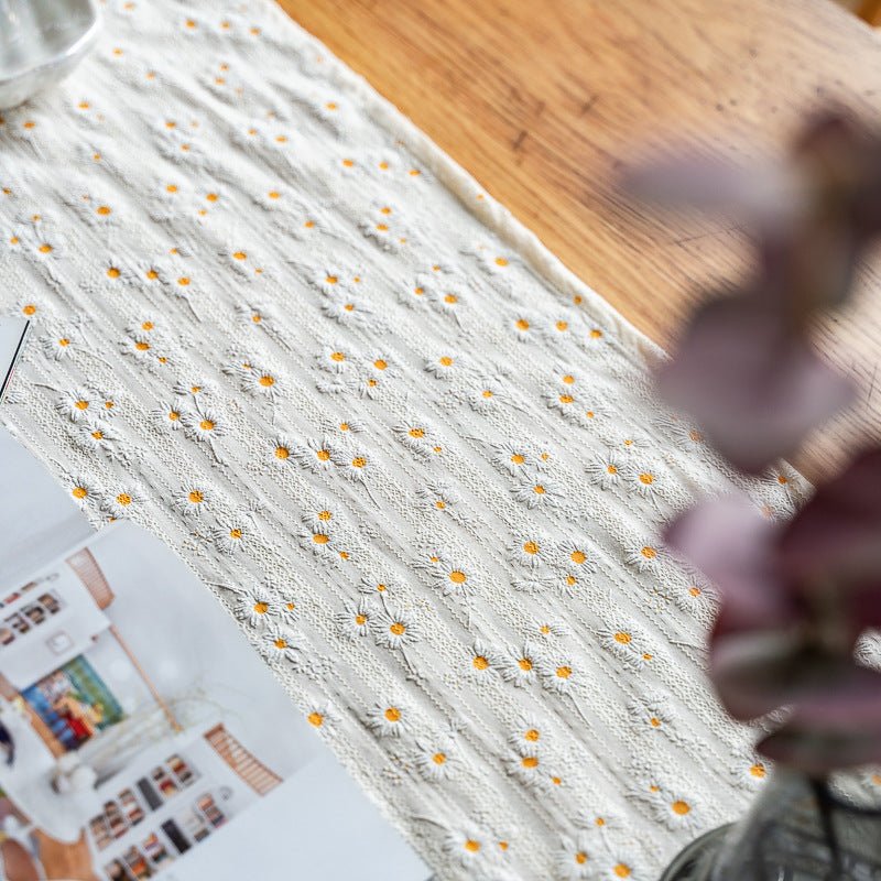 Daisy Table Runner -- Delicors