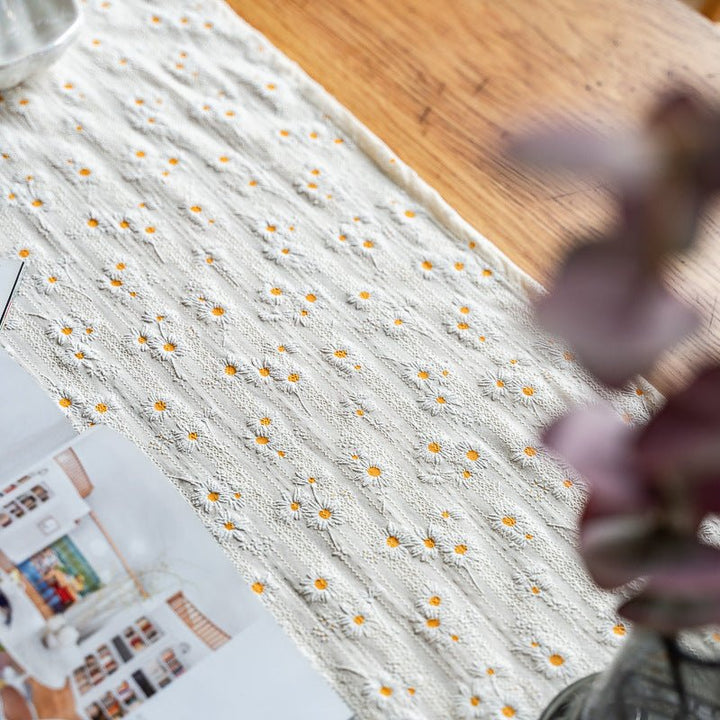 Daisy Table Runner -- Delicors