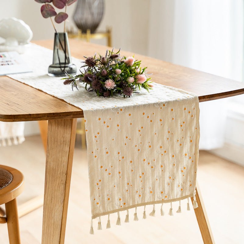 Daisy Table Runner -- Delicors