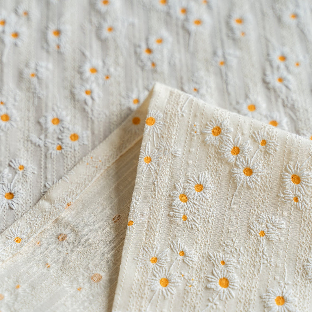 Daisy Table Runner -- Delicors