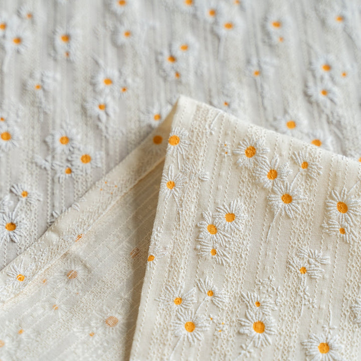 Daisy Table Runner -- Delicors