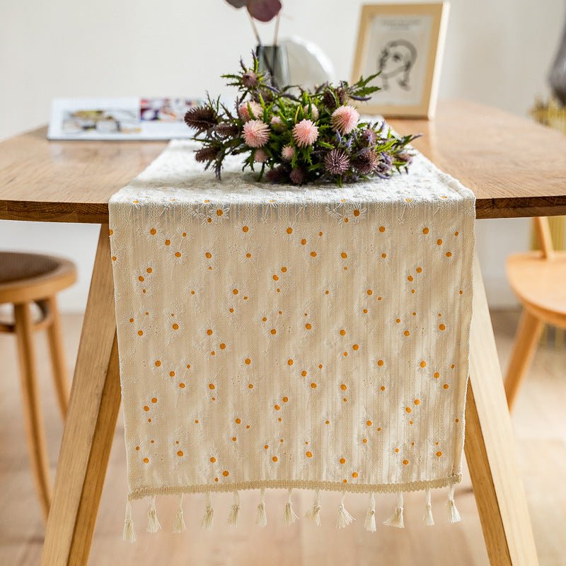 Daisy Table Runner -- Delicors