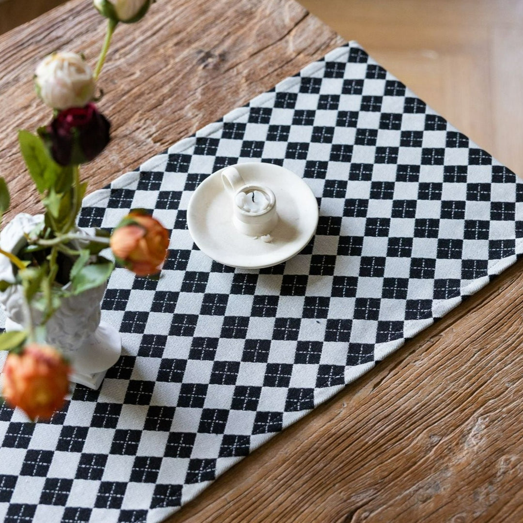 Diamond Table Runner -- Delicors