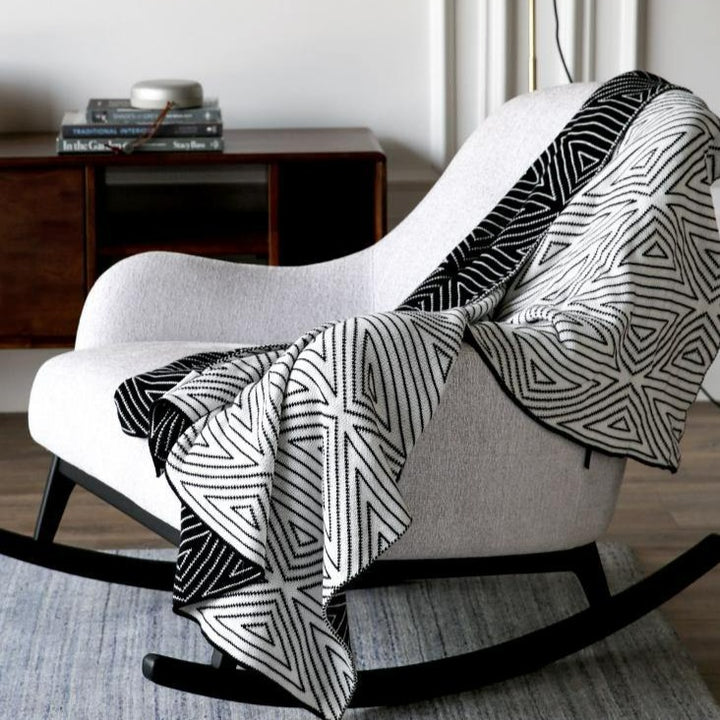 Geometric Throw -- Delicors