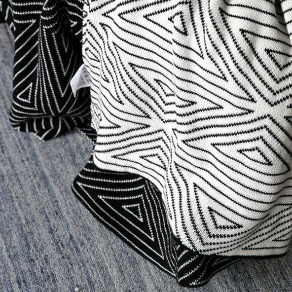 Geometric Throw -- Delicors