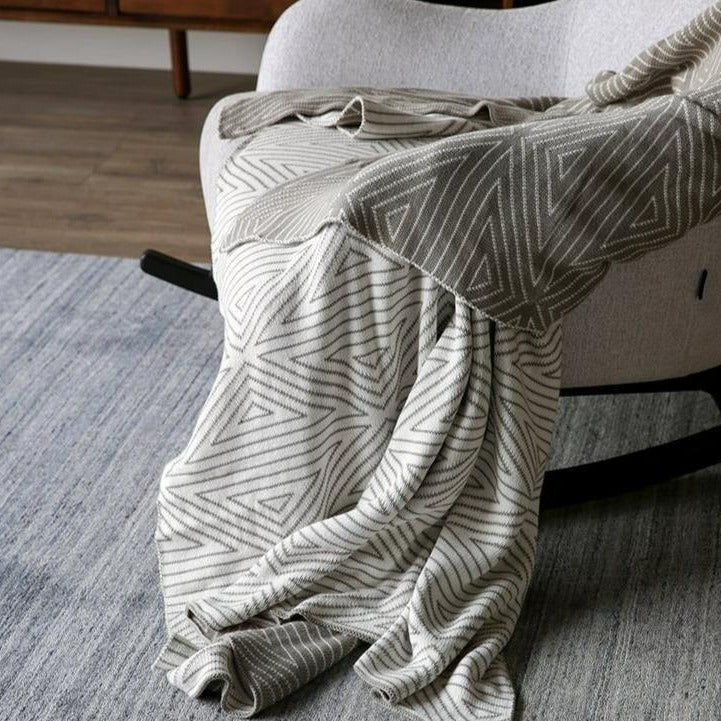 Geometric Throw -- Delicors