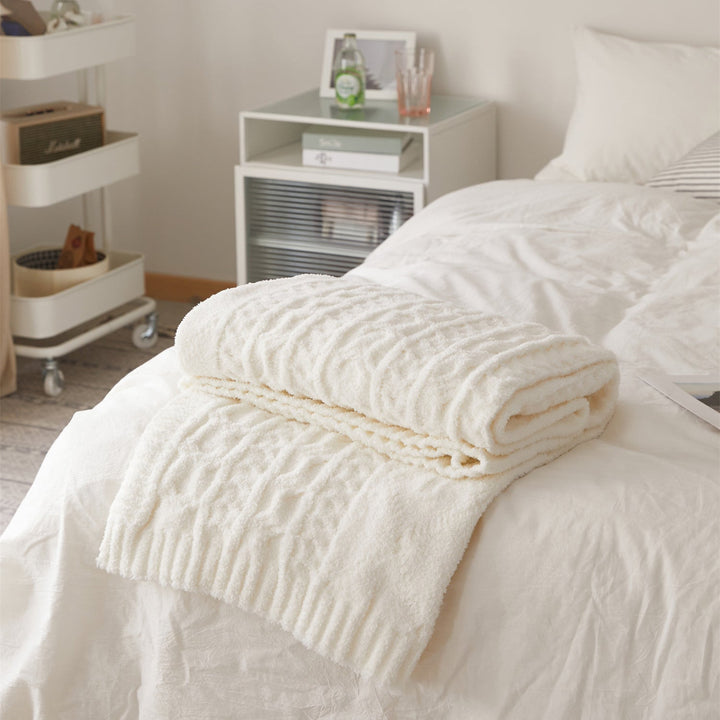 Snow White Cable Knit Blanket -- Delicors